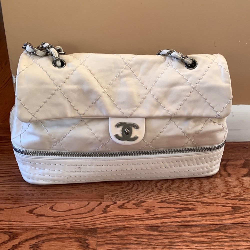 CHANEL Quilted White Shoulder Bag